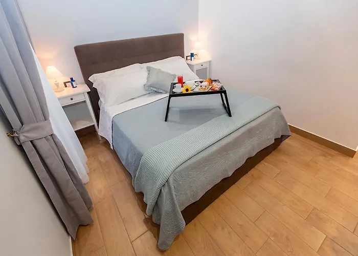 Vico Milano 18 4* Νάπολη